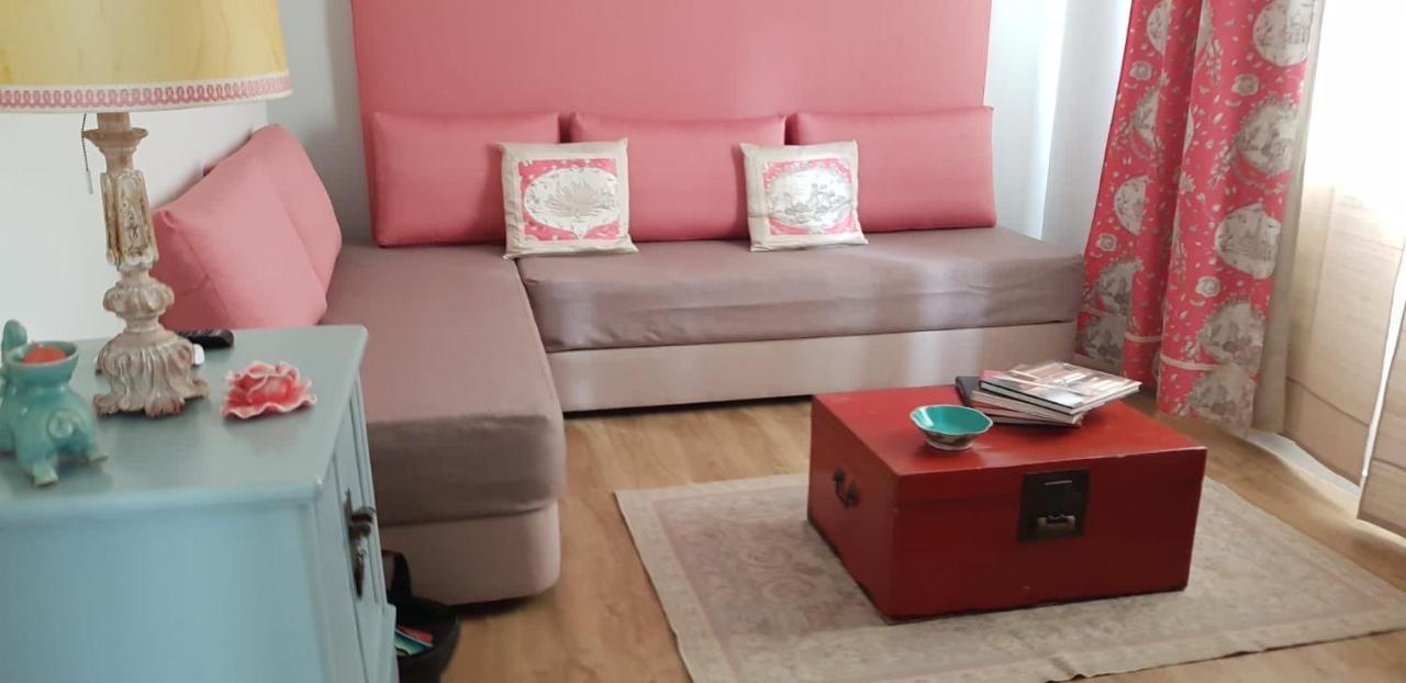Holiday home Luxurious Pink House And Parking
